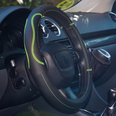 COUVRE VOLANT NOIR SURPIQURE VERTE 