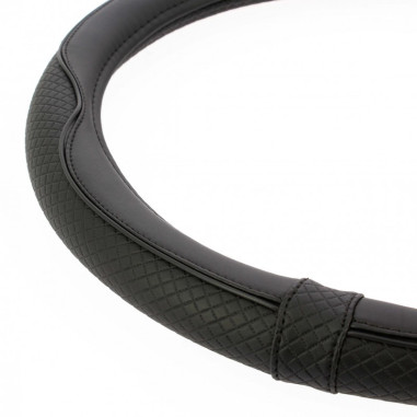 Couvre volant CENTAURO de la marque SWISS DRIVE. Dimension : Diamètre 37-39 CM. Couleur noir.