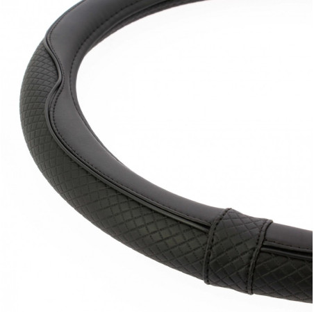 Couvre volant CENTAURO de la marque SWISS DRIVE. Dimension : Diamètre 37-39 CM. Couleur noir.