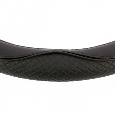 Couvre volant CENTAURO de la marque SWISS DRIVE. Dimension : Diamètre 37-39 CM. Couleur noir.