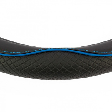 Couvre volant CENTAURO de la marque SWISS DRIVE. Dimension : Diamètre 37-39 CM. Couleur noir et bleu.