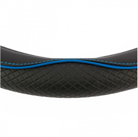 Couvre volant CENTAURO de la marque SWISS DRIVE. Dimension : Diamètre 37-39 CM. Couleur noir et bleu.