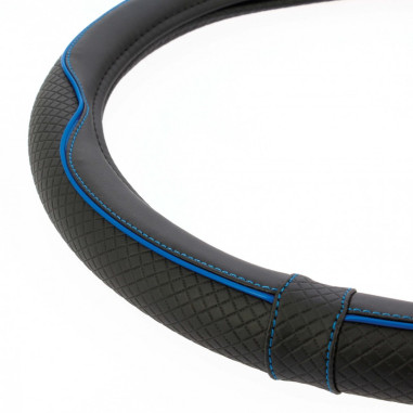 Couvre volant CENTAURO de la marque SWISS DRIVE. Dimension : Diamètre 37-39 CM. Couleur noir et bleu.