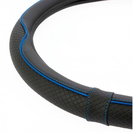 Couvre volant CENTAURO de la marque SWISS DRIVE. Dimension : Diamètre 37-39 CM. Couleur noir et bleu.