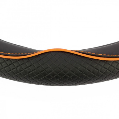 Couvre volant CENTAURO de la marque SWISS DRIVE. Dimension : Diamètre 37-39 cm. Couleur noir et orange.