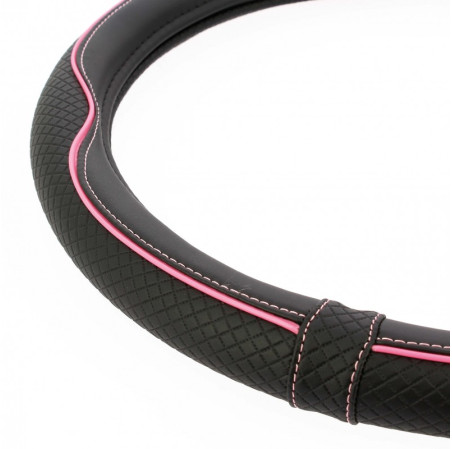 Couvre volant CENTAURO de la marque SWISS DRIVE. Dimension : Diamètre 37-39 cm. Couleur noir et rose.