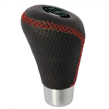 Pommeau de levier de vitesse noir de la marque SWISS DRIVE avec une surpiqure sportive rouge et universel grâce à ses 4 autocoll