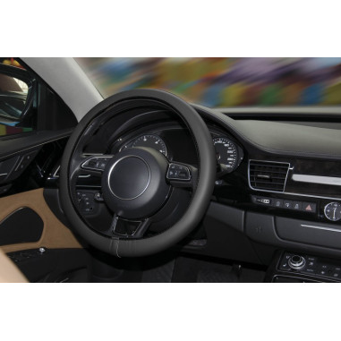 Couvre volant plat surpiqure noire de marque CAR+. Dimension : Diamètre 35-36 CM. Couleur : noir. Couvre volant fin, discret mai