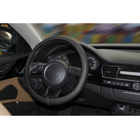 Couvre volant plat surpiqure noire de marque CAR+. Dimension : Diamètre 35-36 CM. Couleur : noir. Couvre volant fin, discret mai