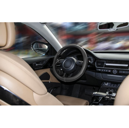 Couvre volant plat surpiqure noire de marque CAR+. Dimension : Diamètre 35-36 CM. Couleur : noir. Couvre volant fin, discret mai