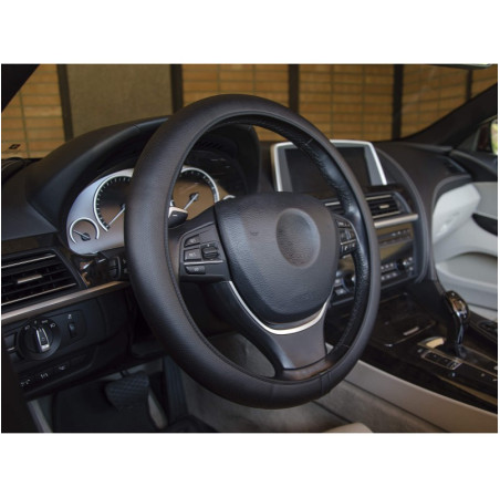 Couvre volant plat micro-perforé, surpiqure noire de marque CAR+. Dimension : Diamètre 37-38 CM. Couleur noir. Couvre volant fin
