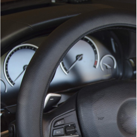 Couvre volant plat micro-perforé, surpiqure noire de marque CAR+. Dimension : Diamètre 37-38 CM. Couleur noir. Couvre volant fin
