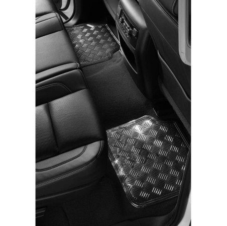 Tapis PVC universel look aluminium SWISS DRIVE. Set de 4 pièces. Dimensions Avant : 2* 65 x 47cm - Arrière 2* 41 x 47cm. Disponi