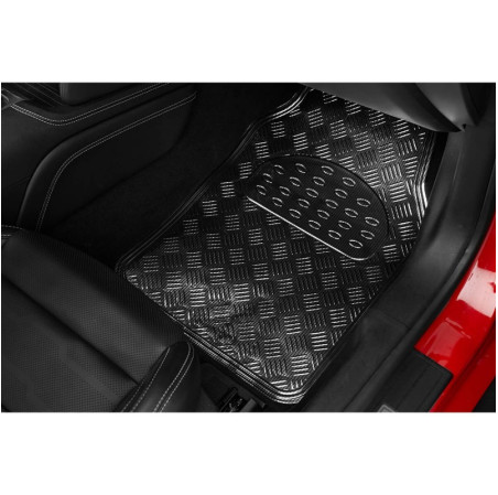 Tapis PVC universel look aluminium SWISS DRIVE. Set de 4 pièces. Dimensions Avant : 2* 65 x 47cm - Arrière 2* 41 x 47cm. Disponi