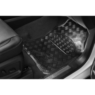 Tapis PVC universel look aluminium SWISS DRIVE. Set de 4 pièces. Dimensions Avant : 2* 65 x 47cm - Arrière 2* 41 x 47cm. Disponi