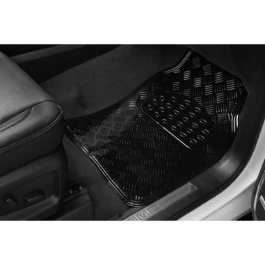 Tapis PVC universel look aluminium SWISS DRIVE. Set de 4 pièces. Dimensions Avant : 2* 65 x 47cm - Arrière 2* 41 x 47cm. Disponi