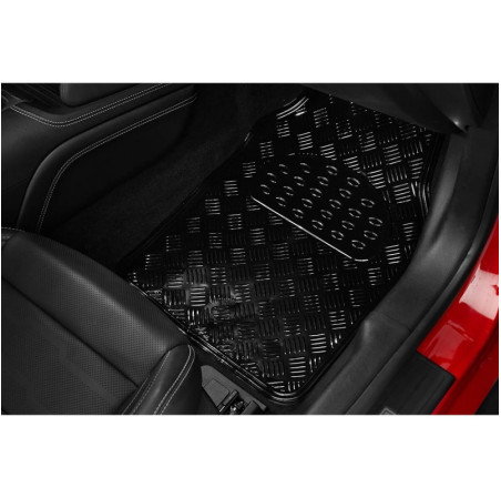 Tapis PVC universel look aluminium SWISS DRIVE. Set de 4 pièces. Dimensions Avant : 2* 65 x 47cm - Arrière 2* 41 x 47cm. Disponi