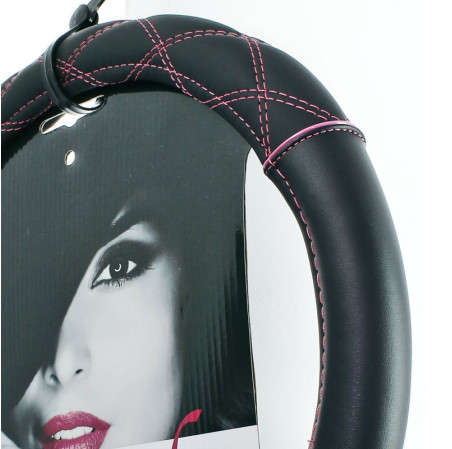Couvre volant CAR+ au point de croix rose. Ergonomique 37-39cm et universel. Facile à poser. Disponible en 2 coloris : rose et n